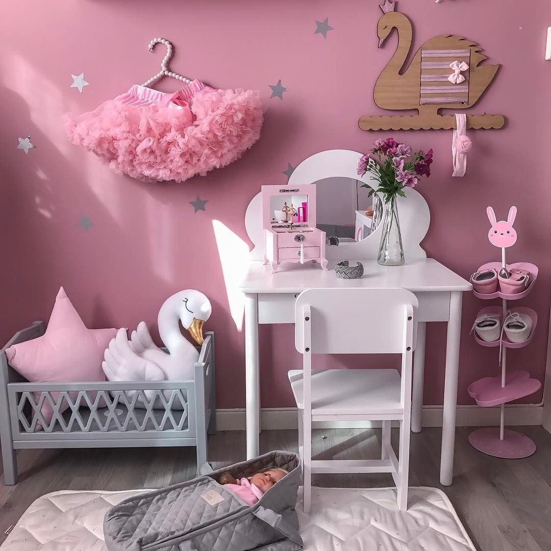 Серо розовая комната. Декор для детской комнаты девочке. Розовая комната для девочки. Розовый декор для комнаты. Серо розовая комната для девочки.
