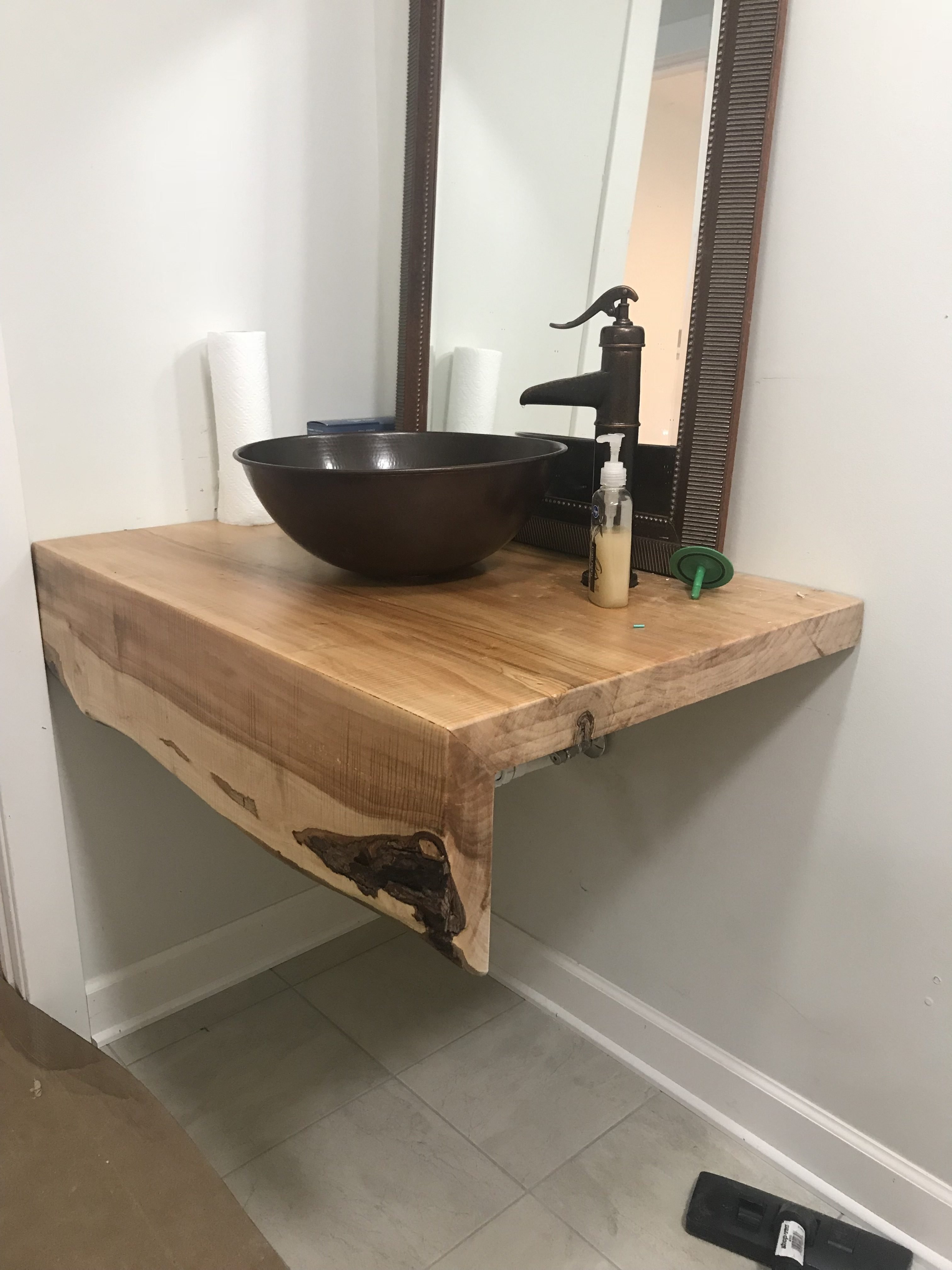 Деревянная столешница с полкой в ванной