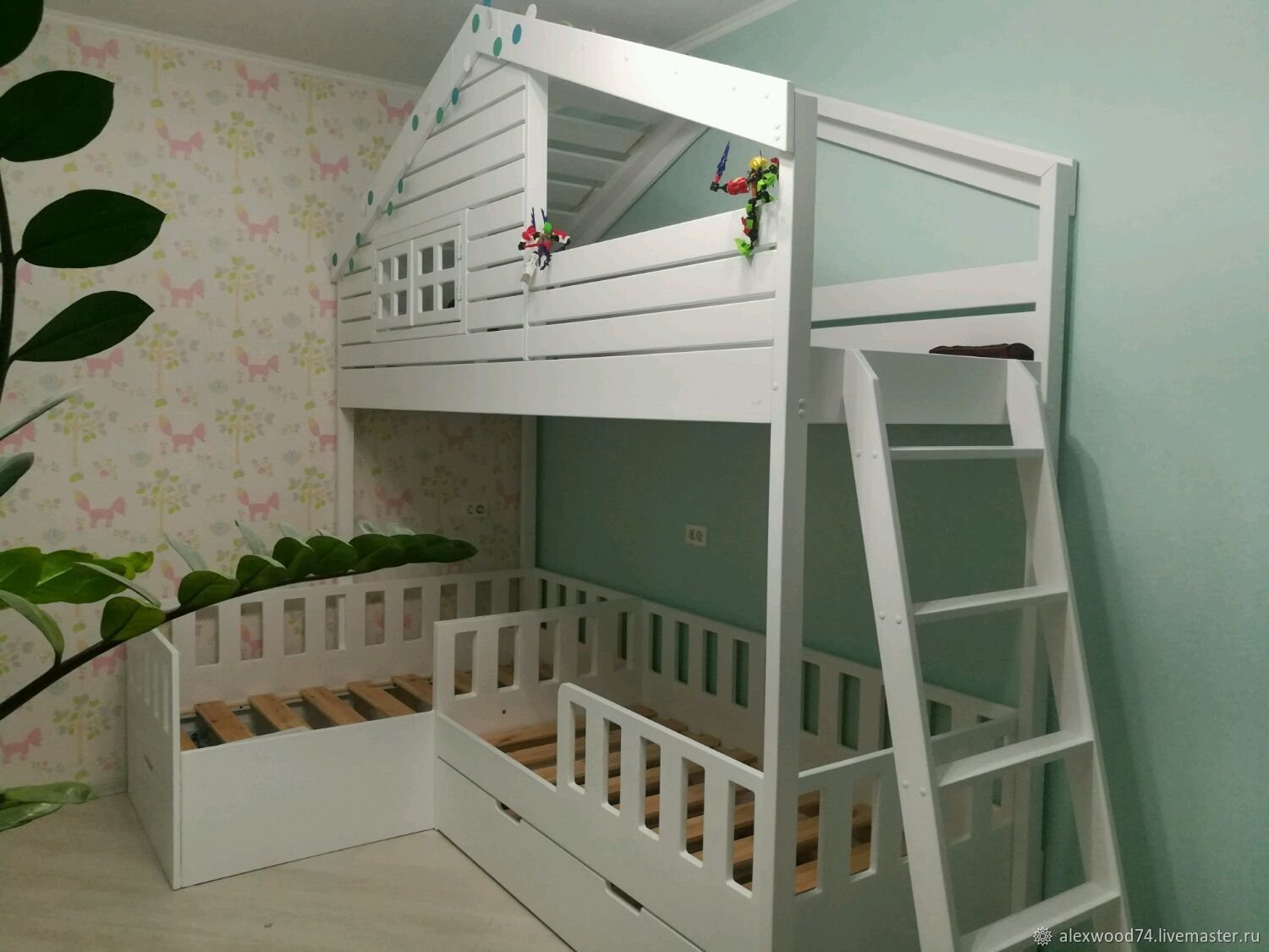 кровать для троих детей и родителей