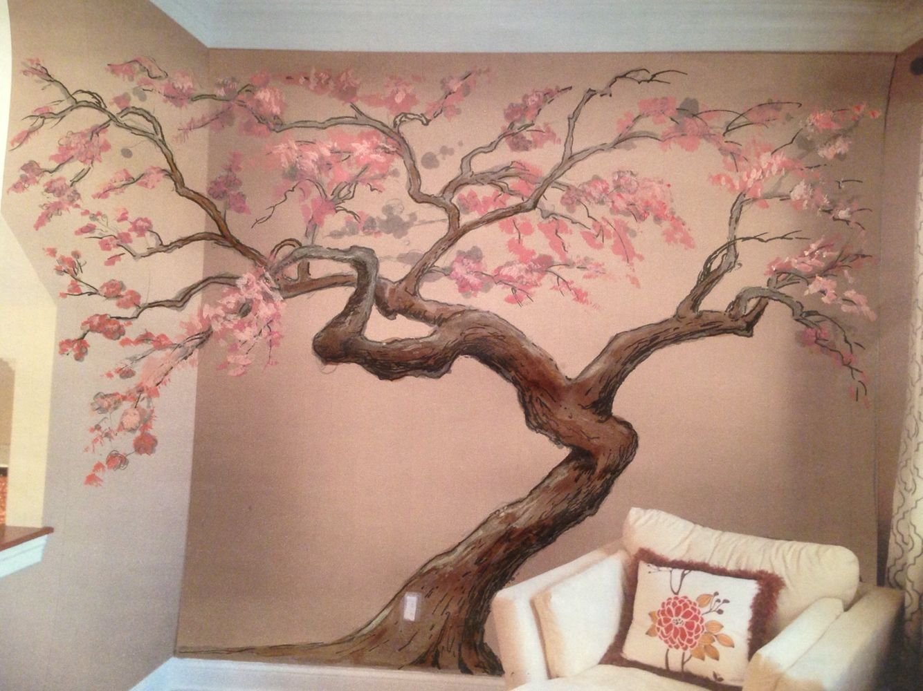 Как и чем нарисовать сакуру на стене?