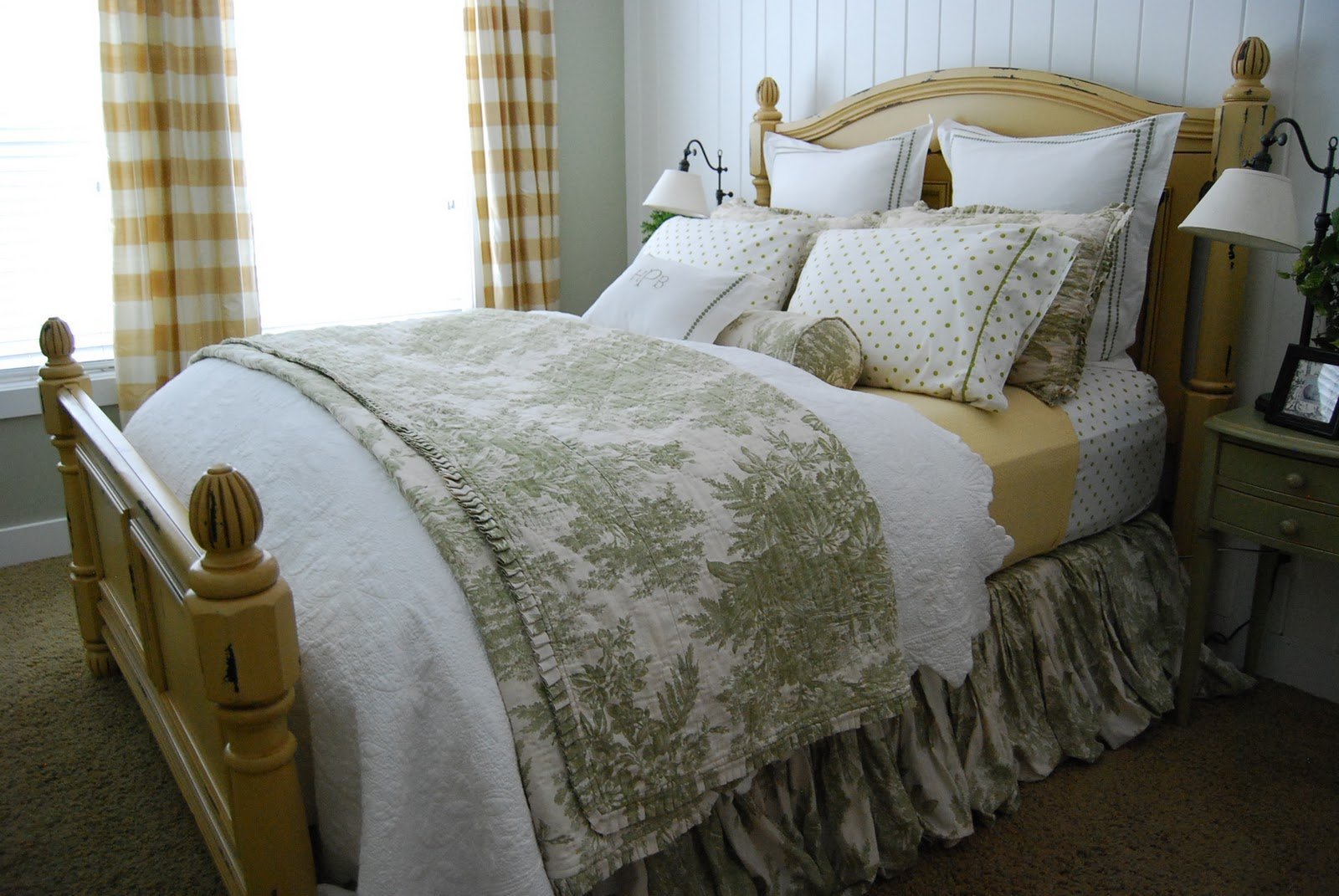 Через какую постель. Красиво заправленная кровать. Покрывало на кровать. Красиво заправленная кровать с подушками. Покрывало в интерьере спальни.