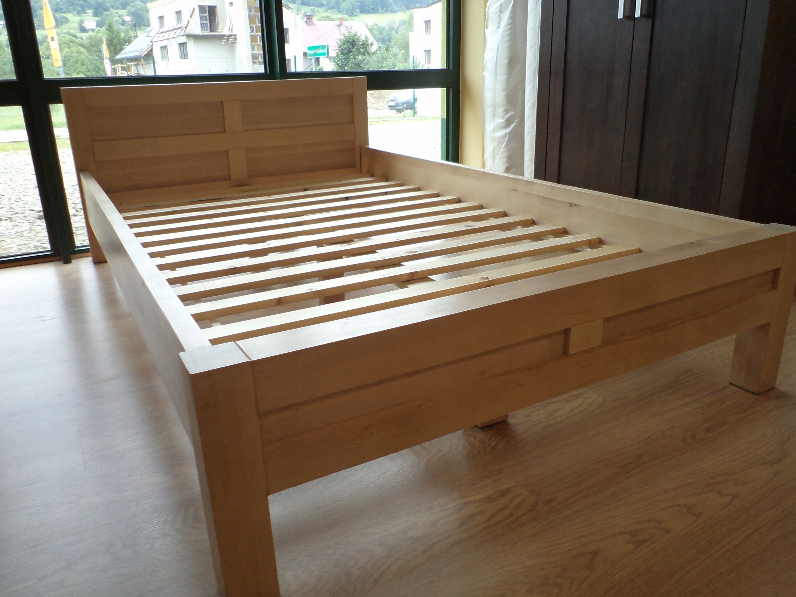 Кровать на деревянных ножках