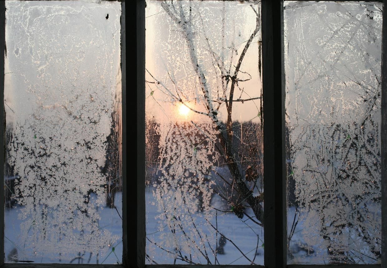 При сильных морозах на стеклах окон. Зимнее окно. Зимний вид из окна. Окно зимой. Окно снег.
