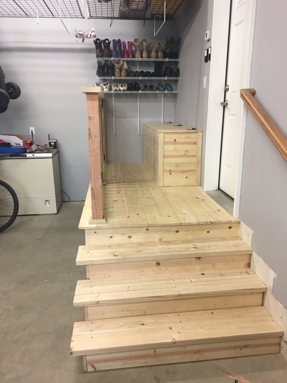 Деревянная лестница в гараж
