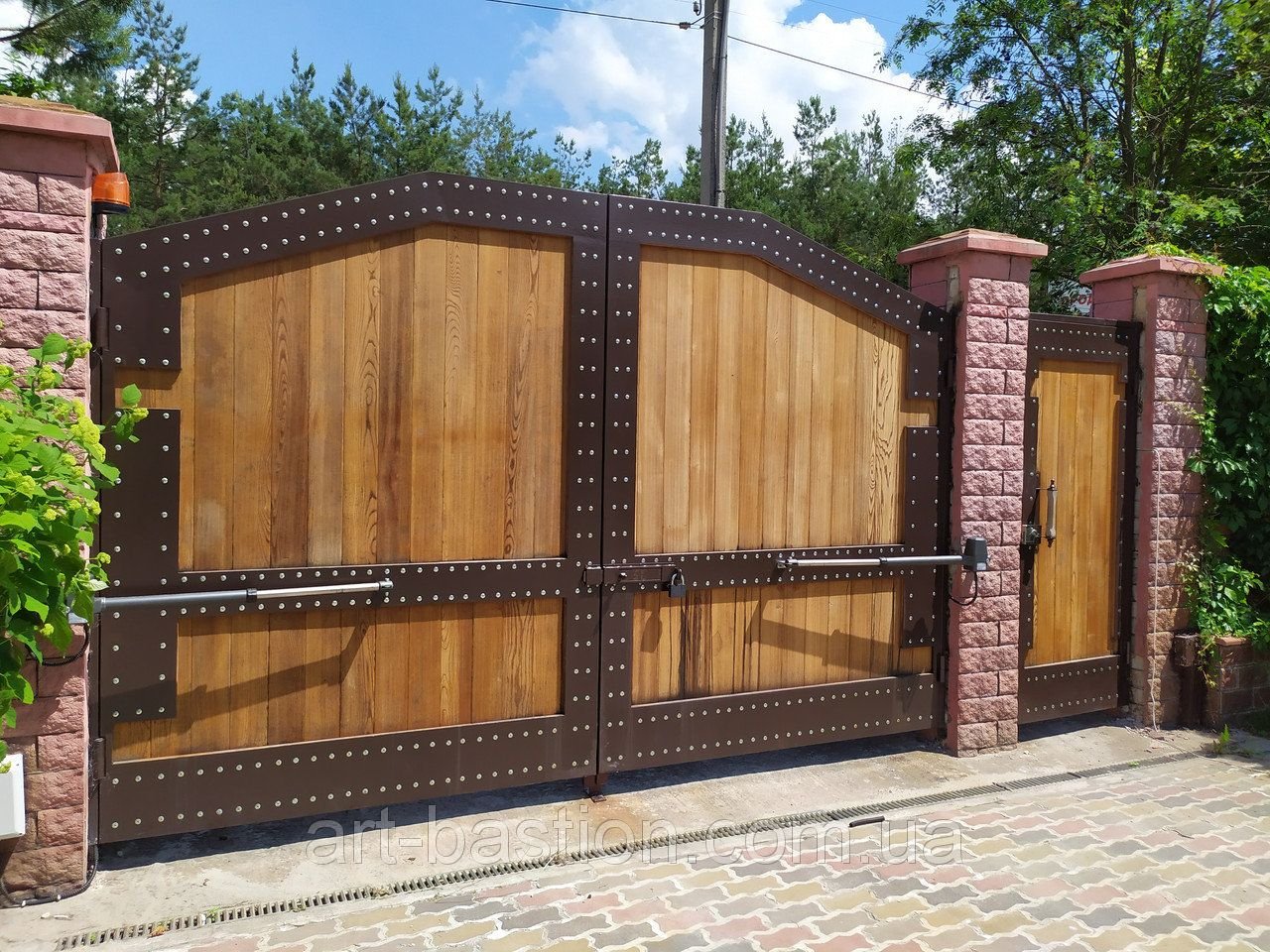 Ворота. Ворота Бастион. Деревянные ворота с калиткой. Ворота с деревянными вставками. Большие деревянные ворота.