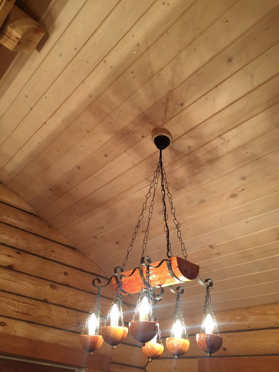 Люстры на скошенный потолок в деревянном доме