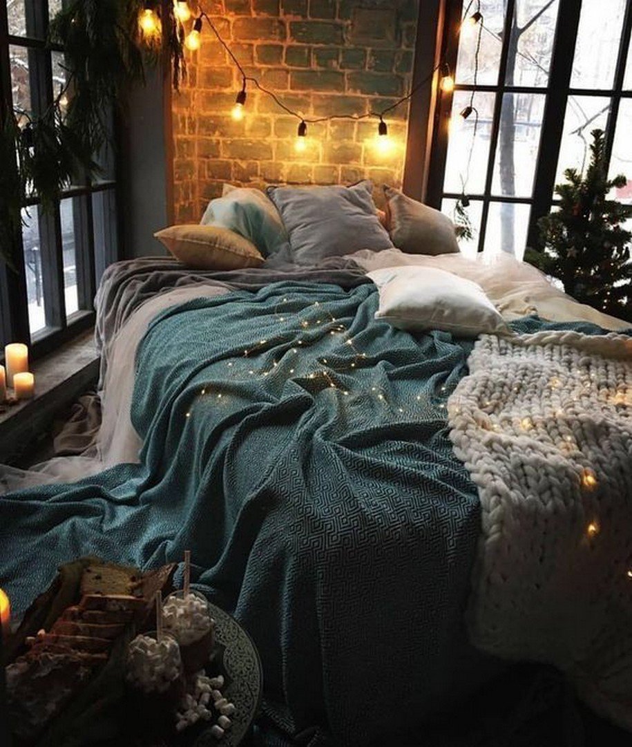 Уютная кровать с подушками