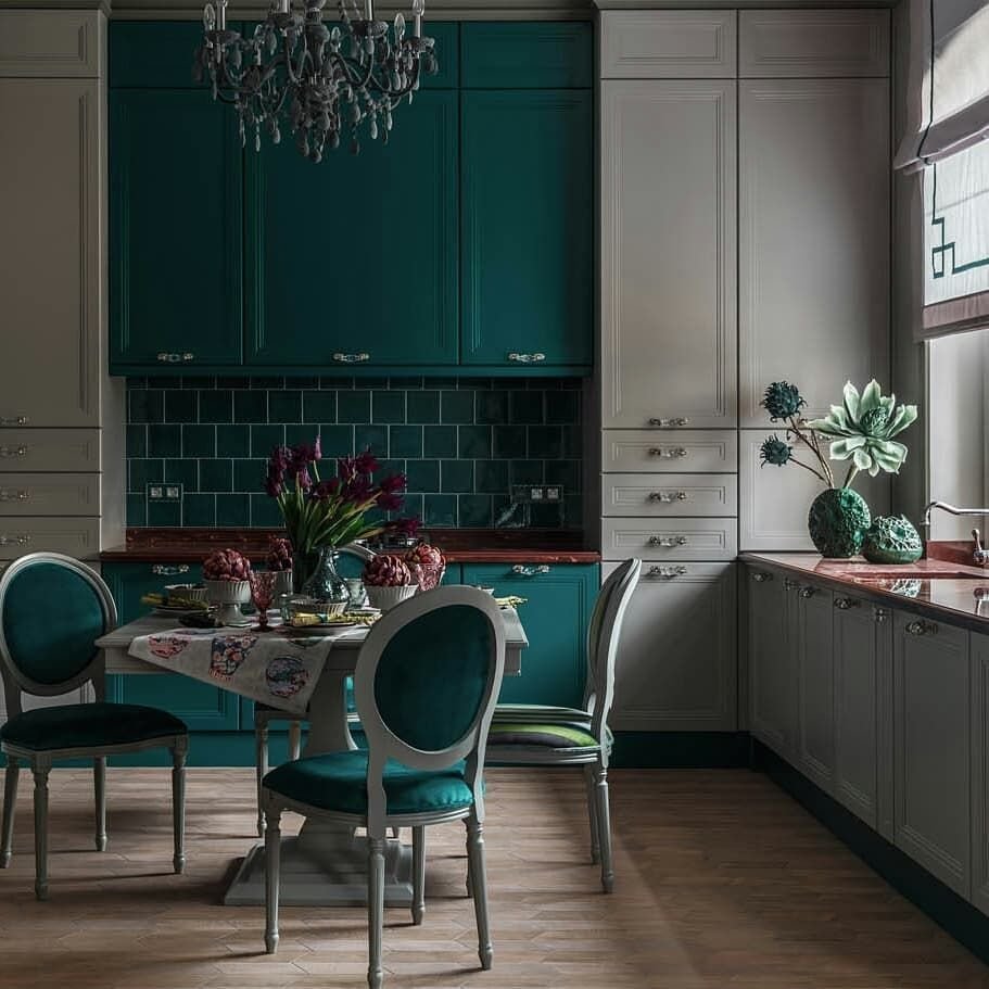 Зелёные стулья в интерьере кухни