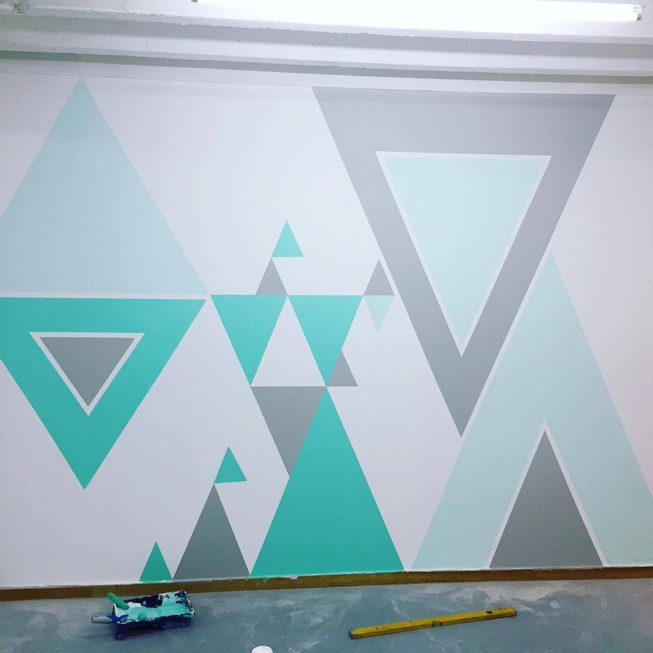 Покраска стены геометрическими фигурами
