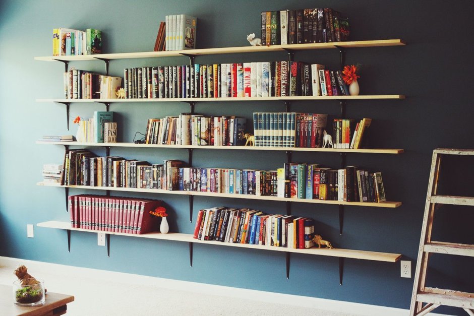 Книжная полка вид сбоку