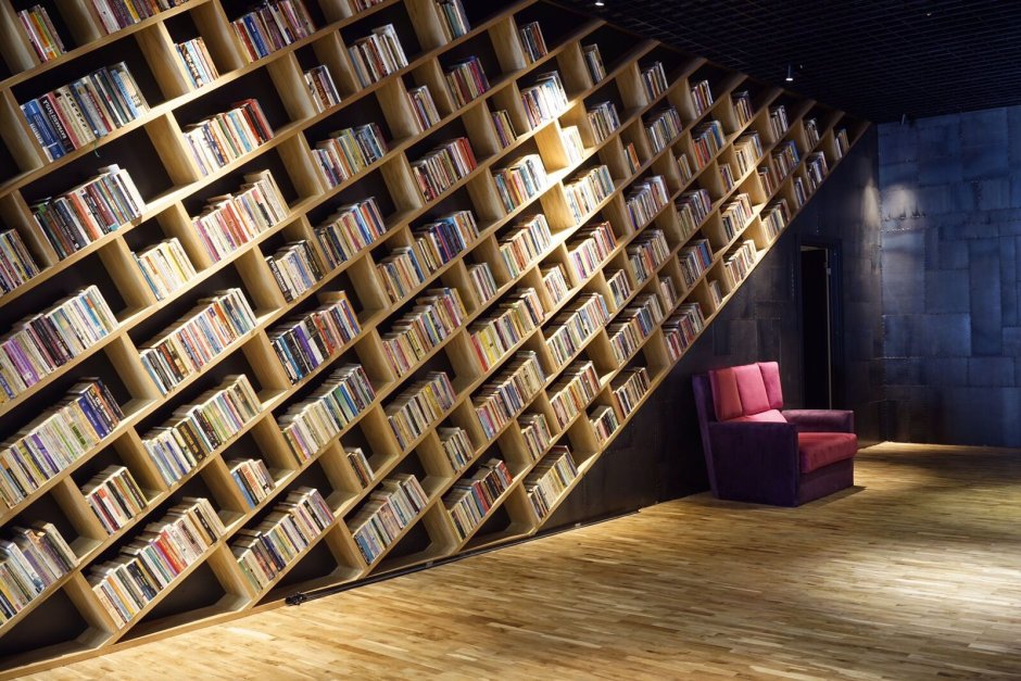 Книжные полки в библиотеке