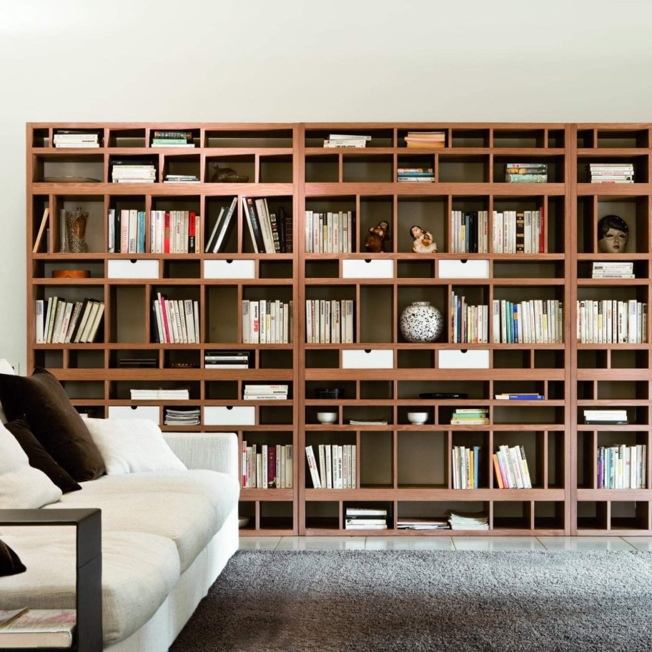 Небольшой книжный стеллаж