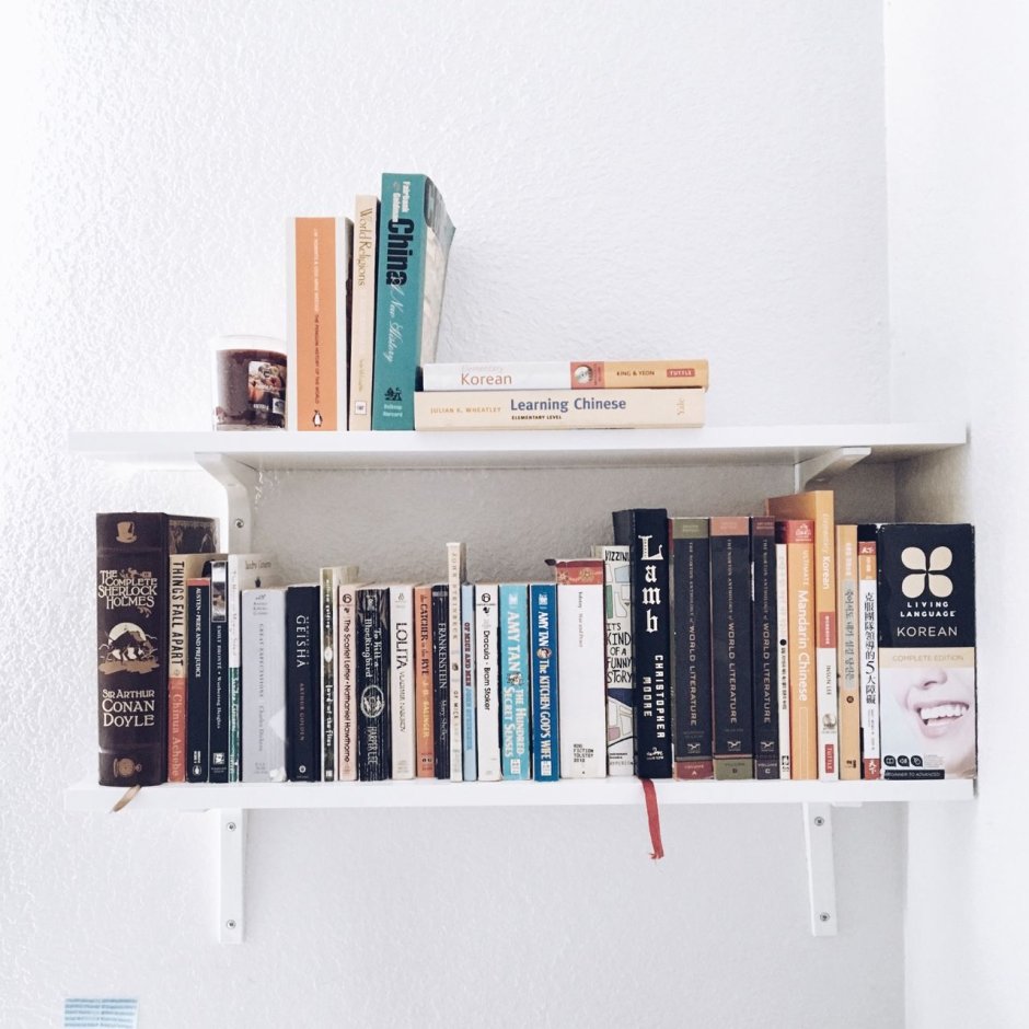 Необычные полки для книжных выставок