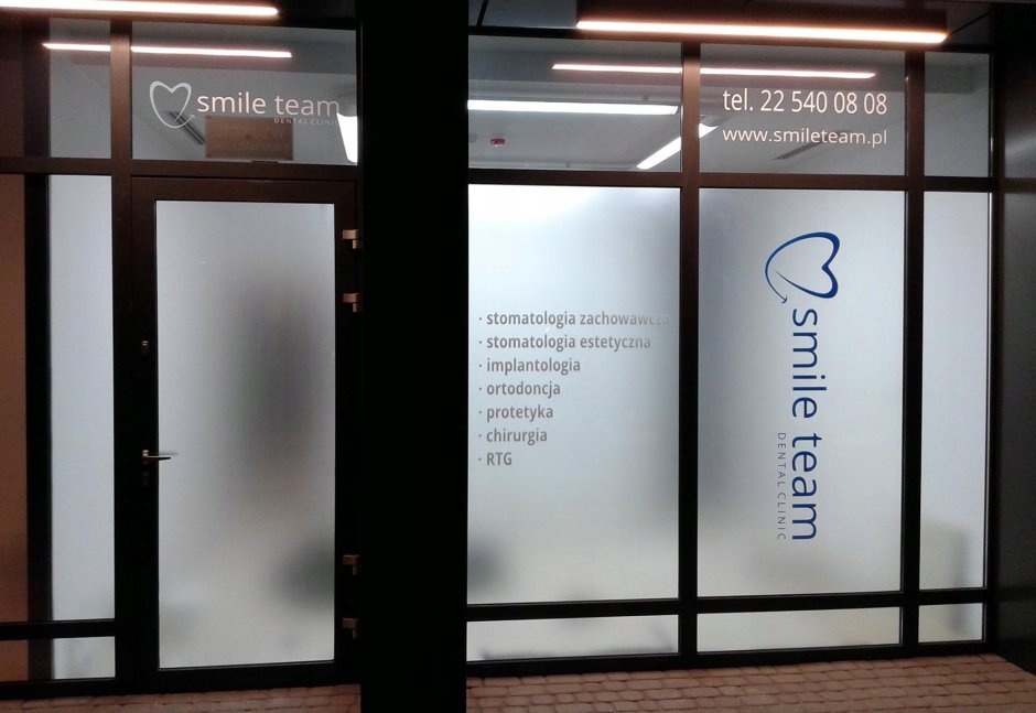 Растения за стеклом с подсветкой
