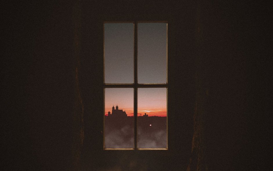 Парень у окна