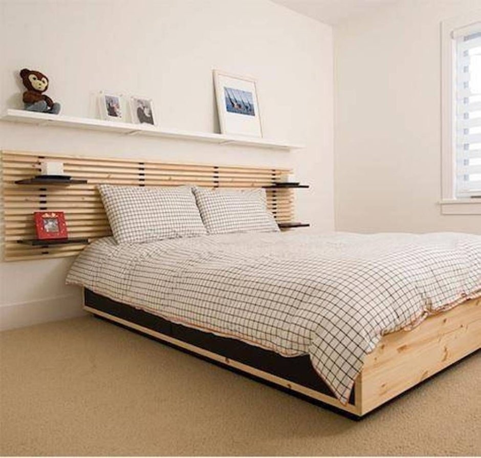 Подушки на деревянное изголовье кровати
