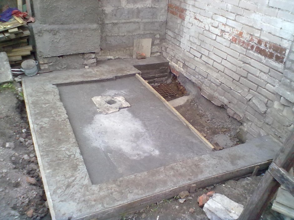 Пристройка к дому из кирпича туалета