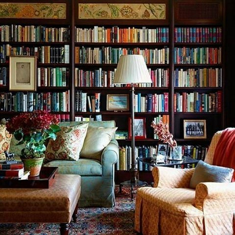 Уютные теплые книжные полки