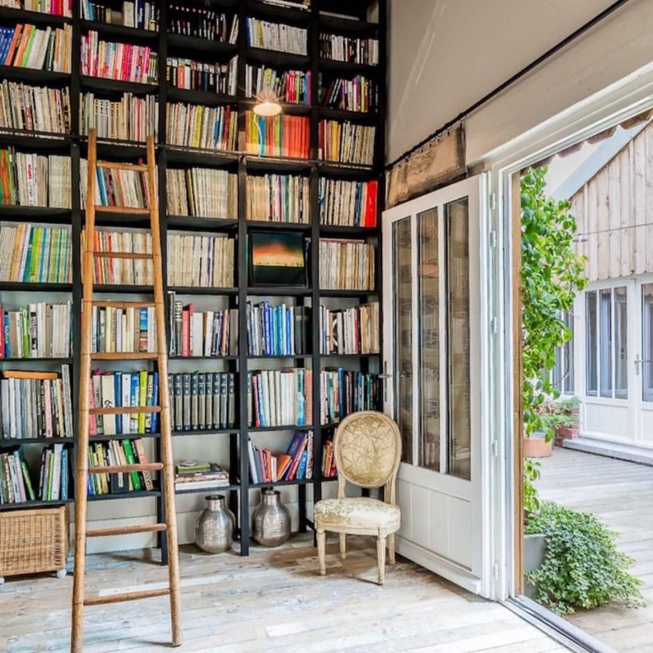 Комната с книжным шкафом