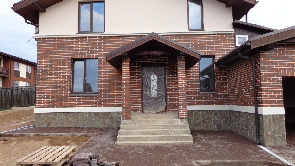 Фасад кирпич и штукатурка