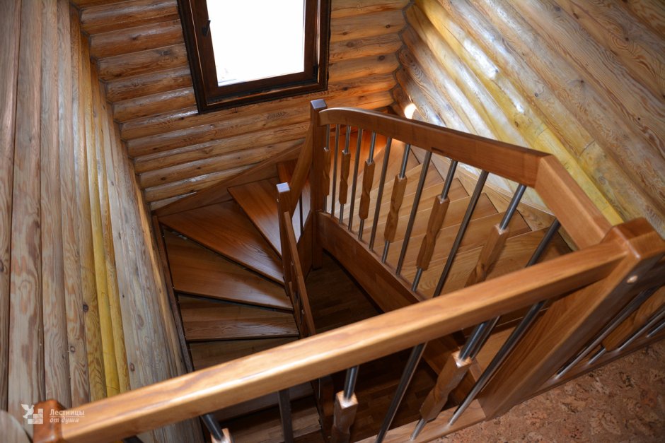 Лестница на второй этаж деревянная с забежными ступенями