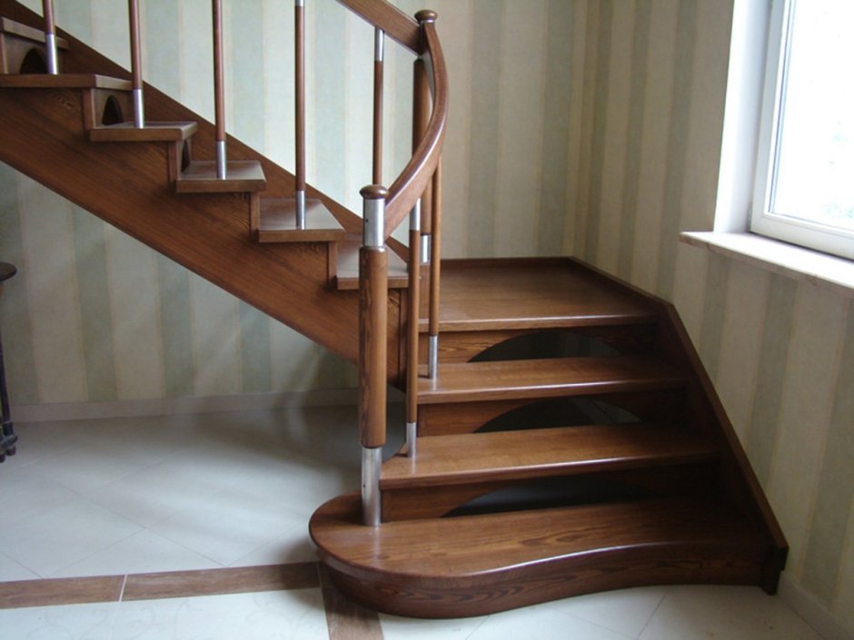 Лестница с забежными ступенями в деревянном доме
