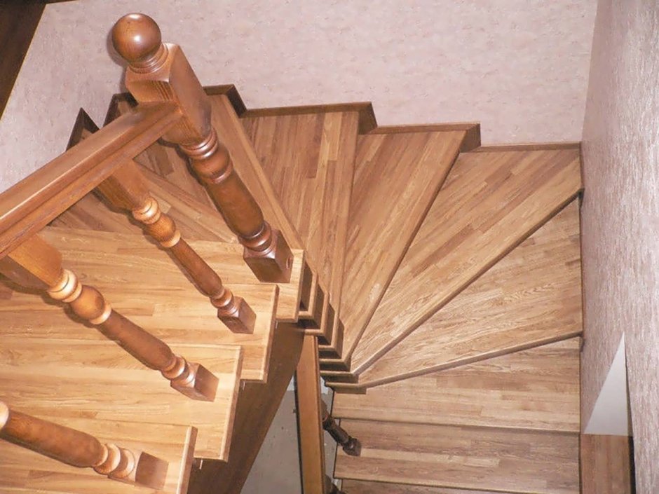 Лестница на 2 этаж с забежными ступенями