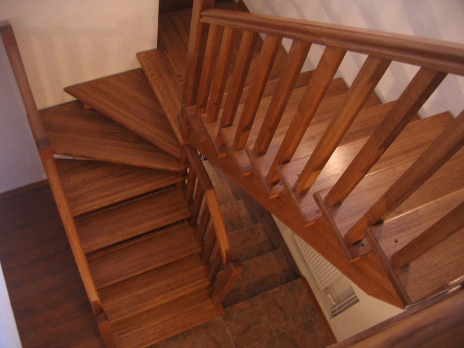 Лестница на второй этаж деревянная с забежными ступенями