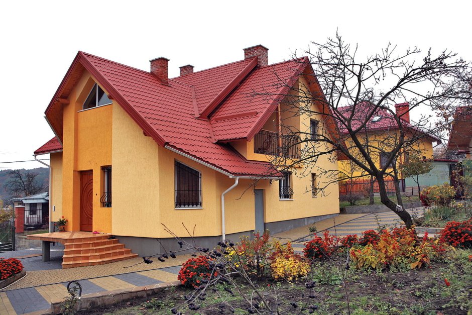 Жёлтый дом с красной крышей