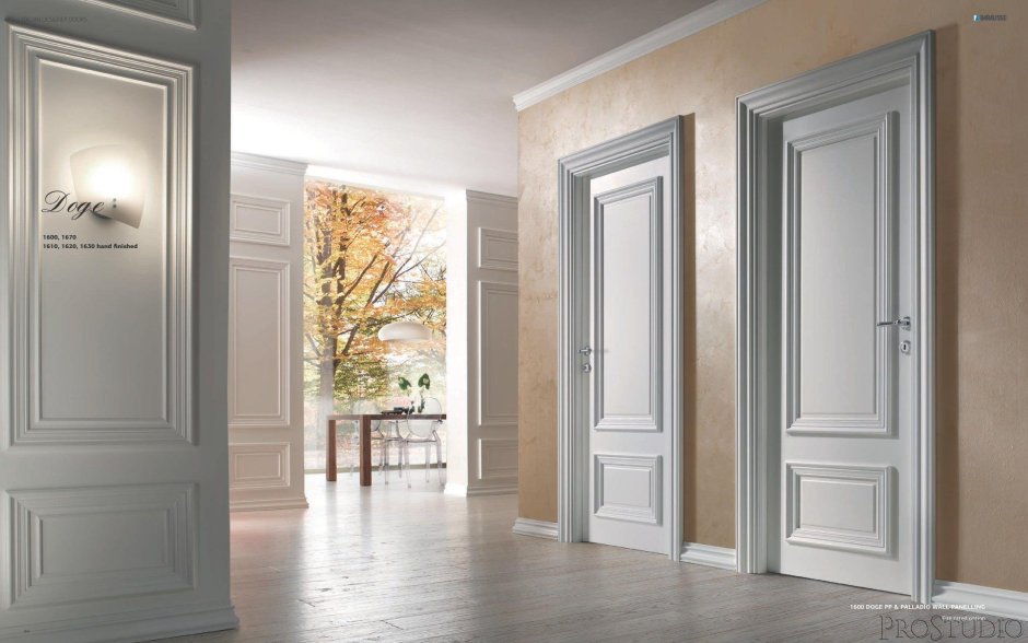 Интерьеры с белыми дверьми в английском стиле