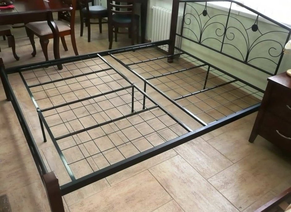 Кровать из металлического каркаса