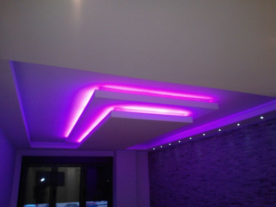 Потолок с фиолетовой подсветкой