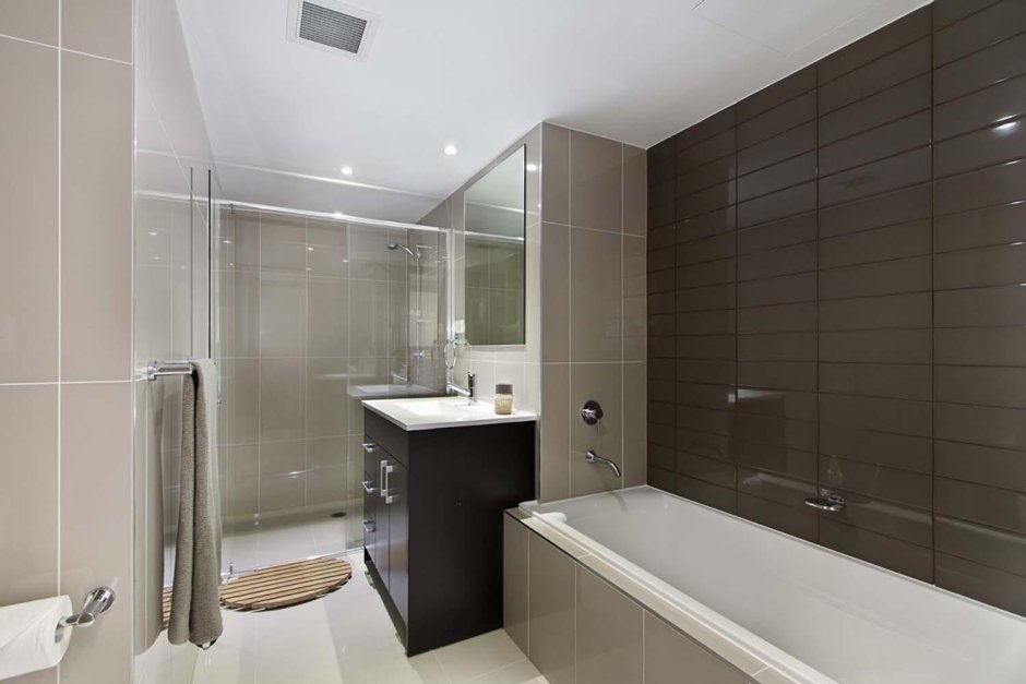 Интерьер ванной комнаты с панелями