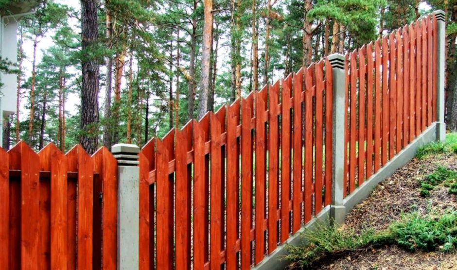 Деревянный забор на косогоре
