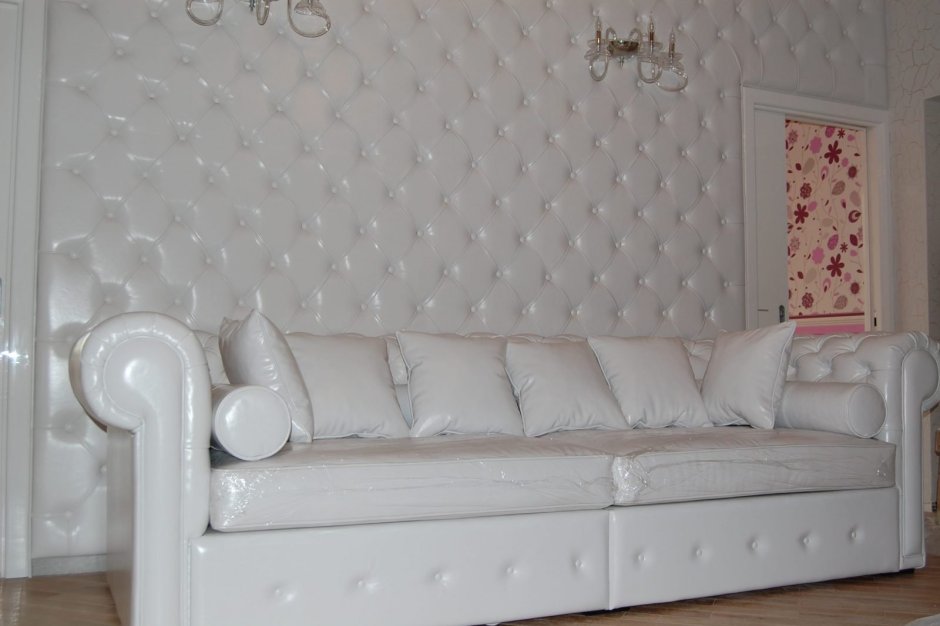 Белый диван с каретной стяжкой