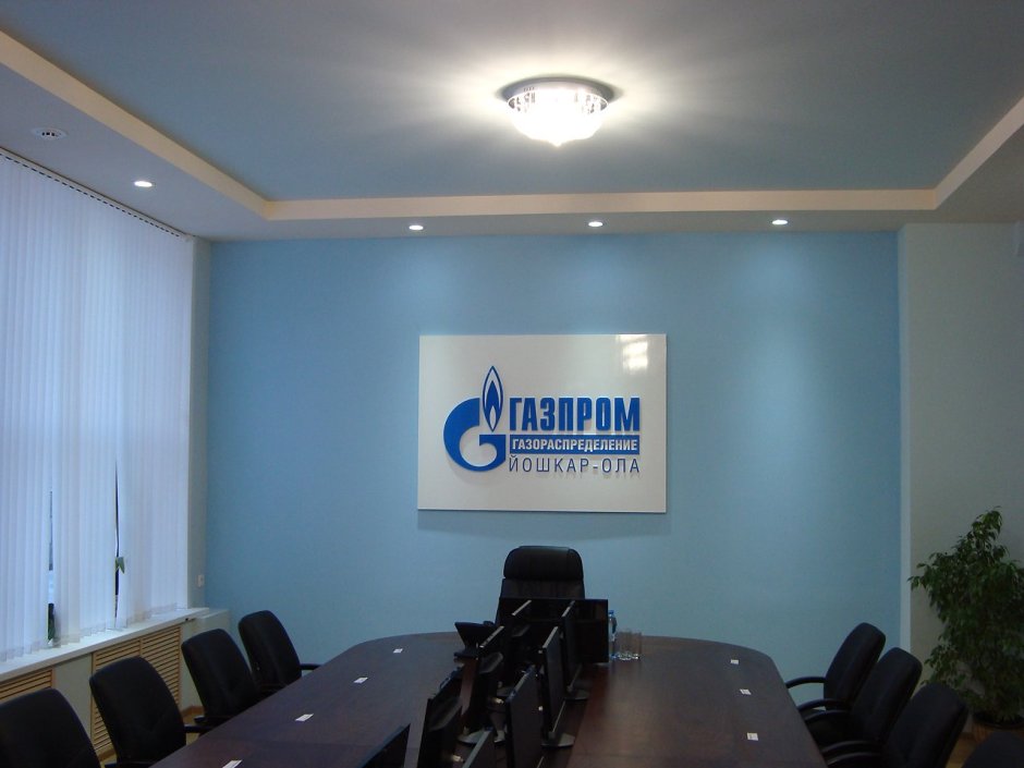 Логотип на стене в офисе