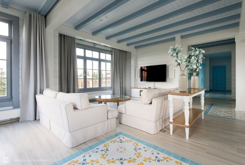 Голубая гостиная в деревянном доме