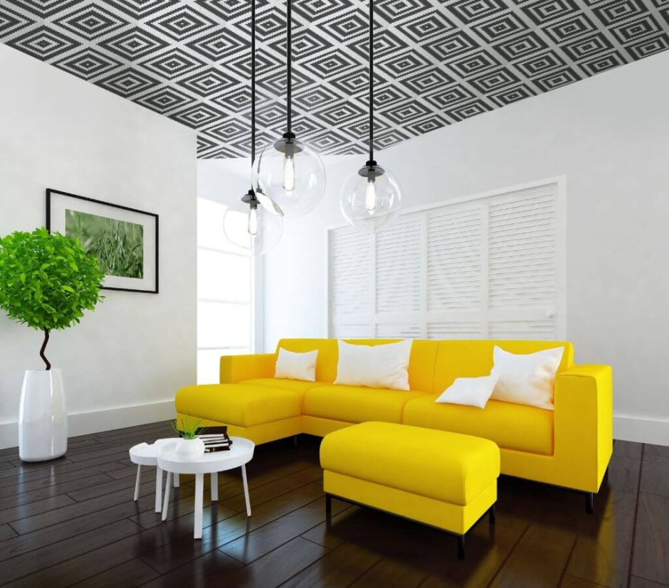 Желтый потолок в интерьере гостиной