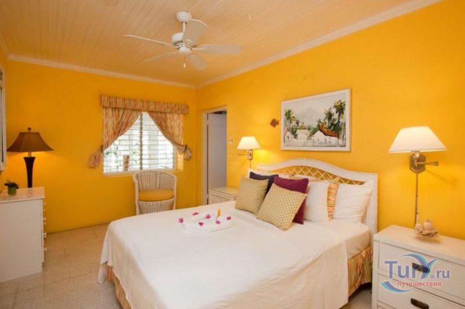 Желтые стены в спальне