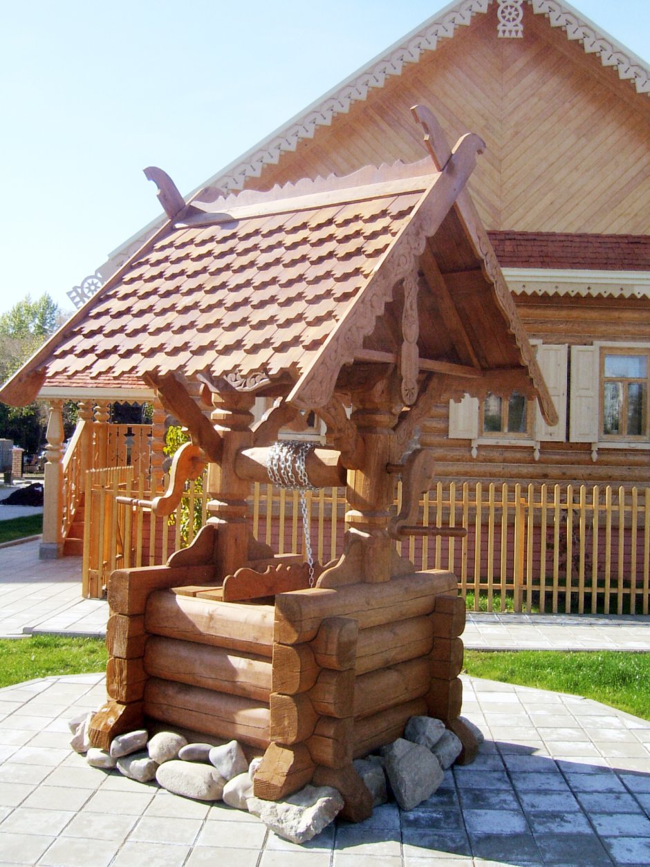 Резной домик для колодца