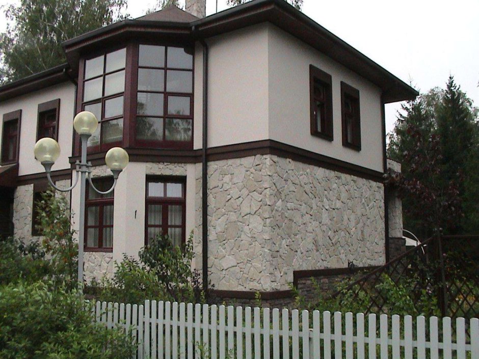 Отделка фасада короедом и камнем