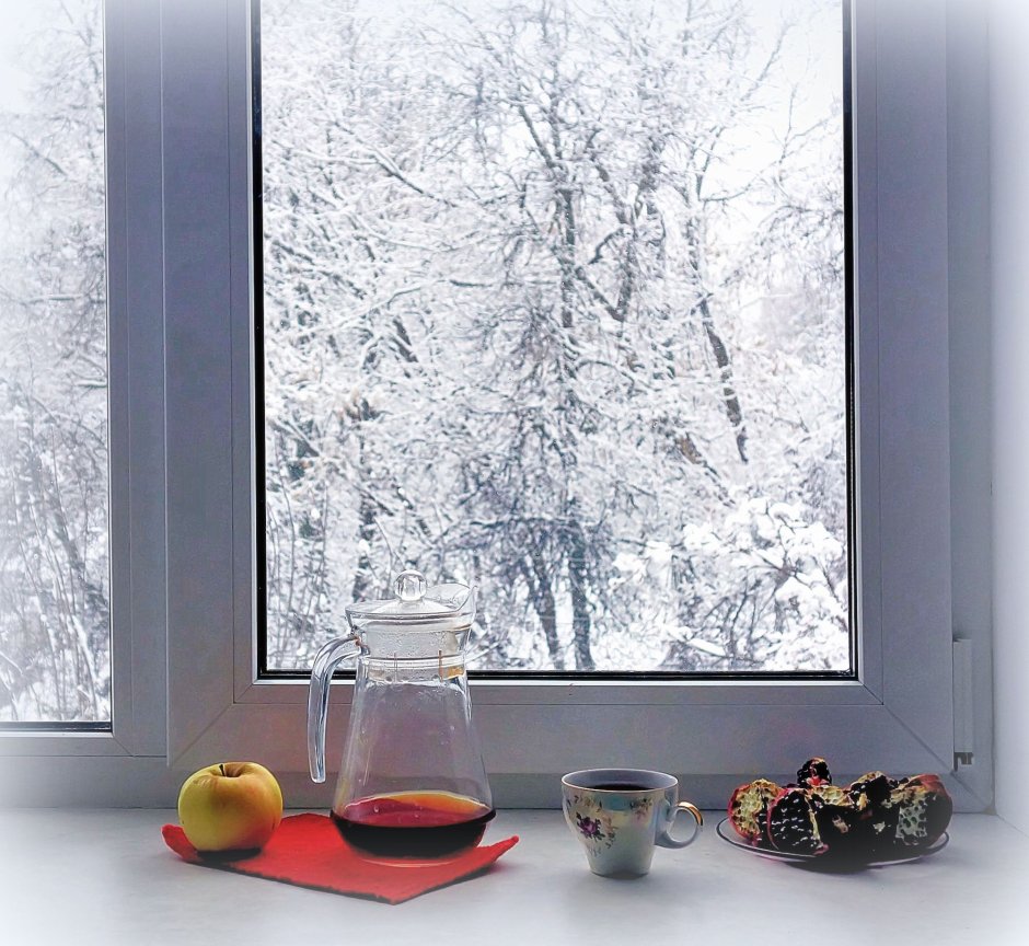 Окно с видом на снежный лес