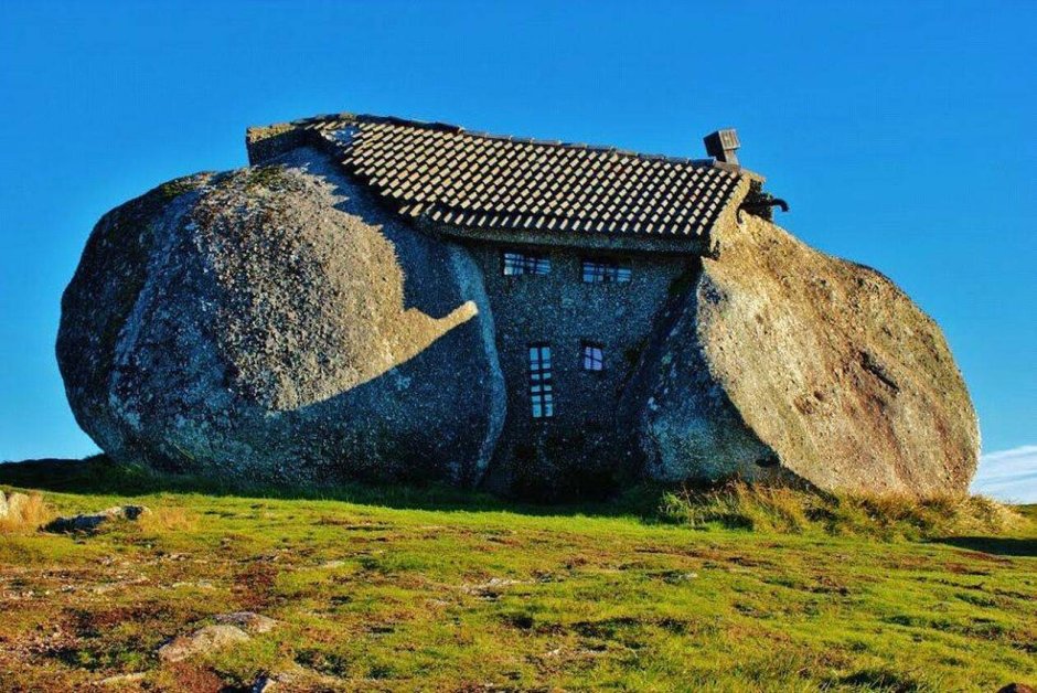 Каменный дом, гора Фафе, Португалия.