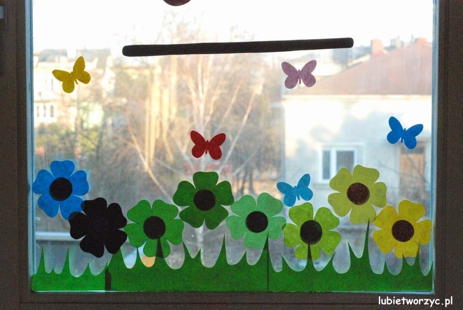Весеннее украшение окон в детском саду