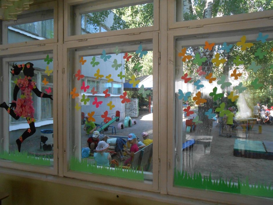Летнее украшение окон в детском саду