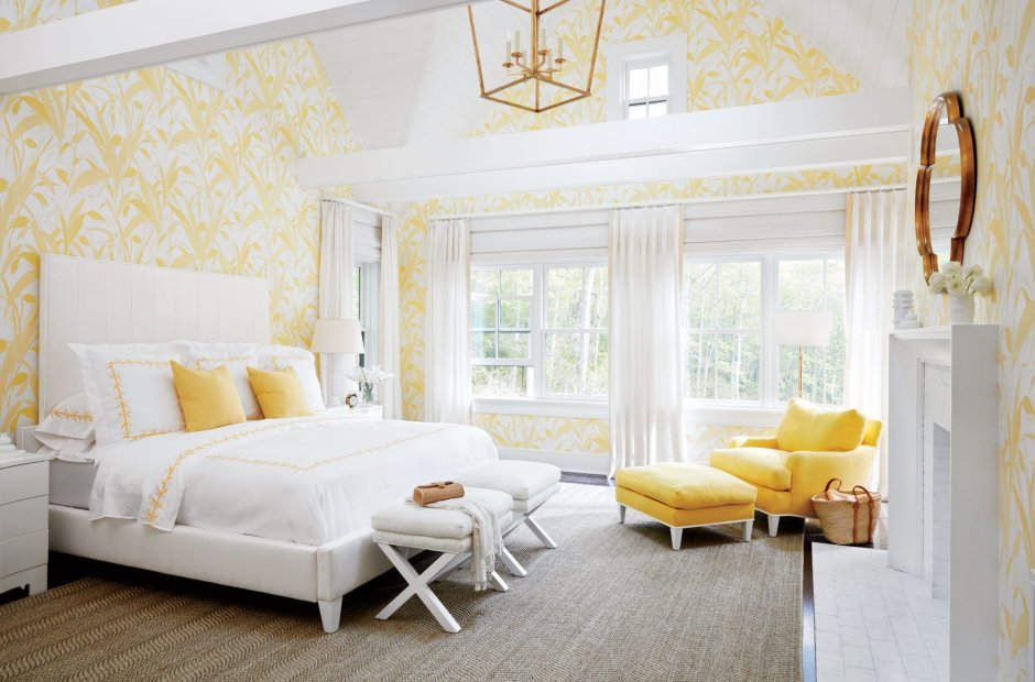 Интерьер комнаты с желтыми стенами