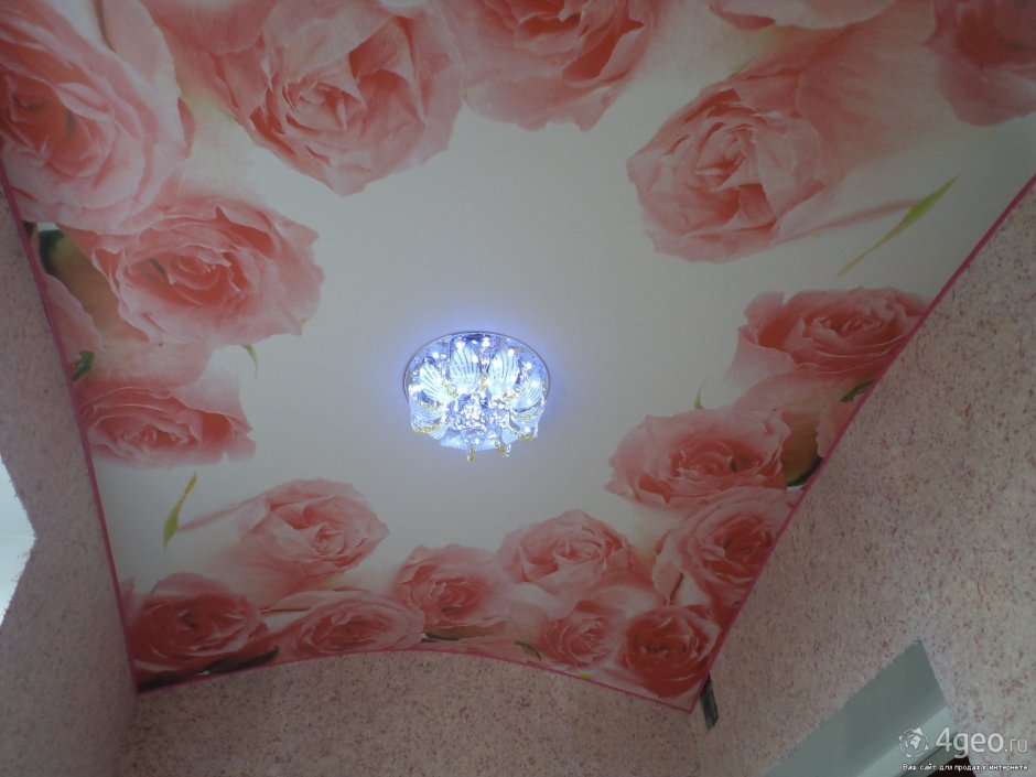 Навесной потолок с розами