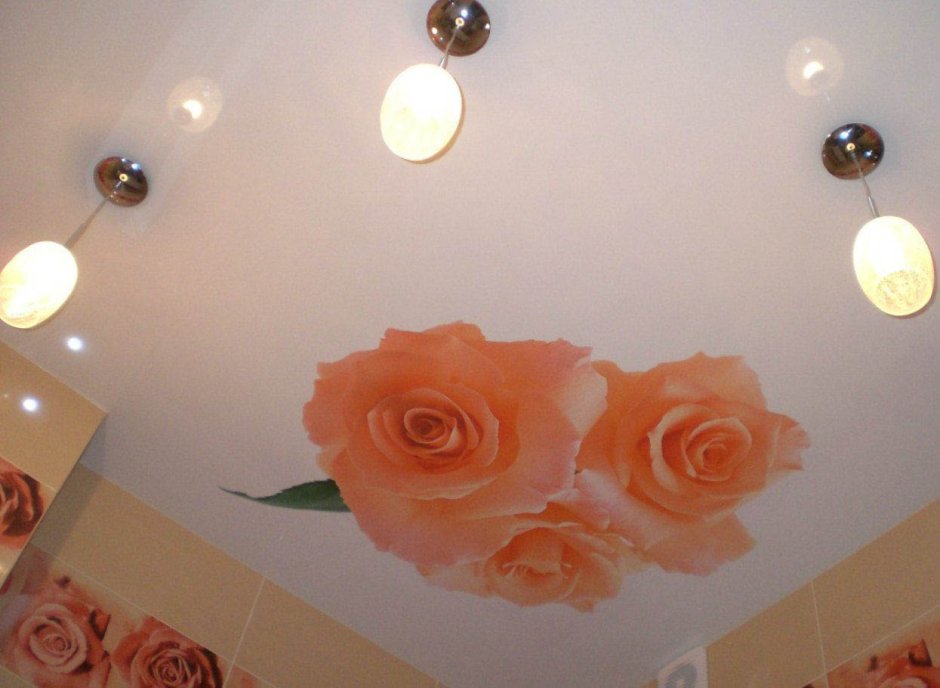 Натяжные потолки с рисунком розы