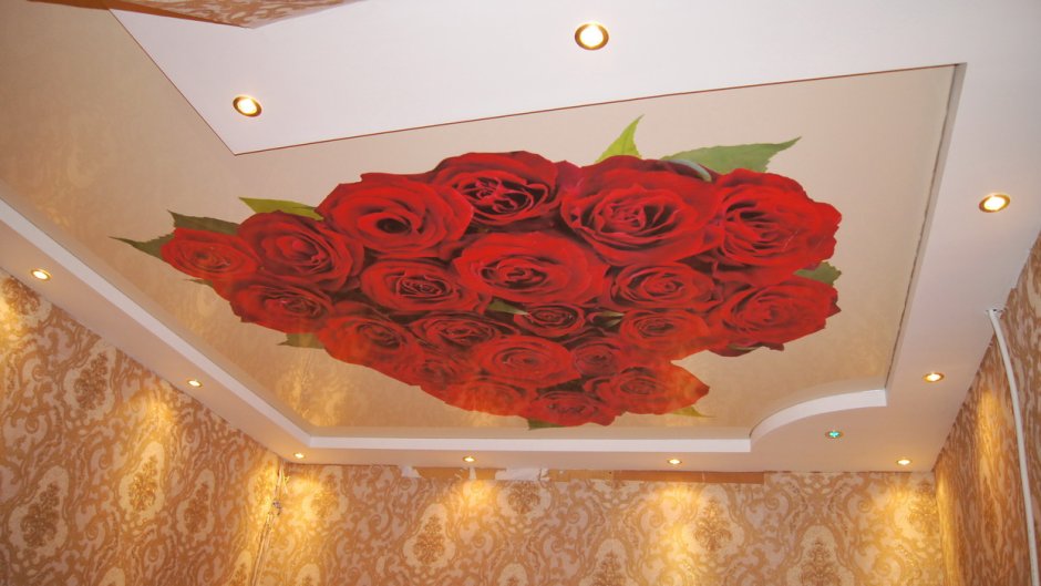 Натяжные потолки с красными розами