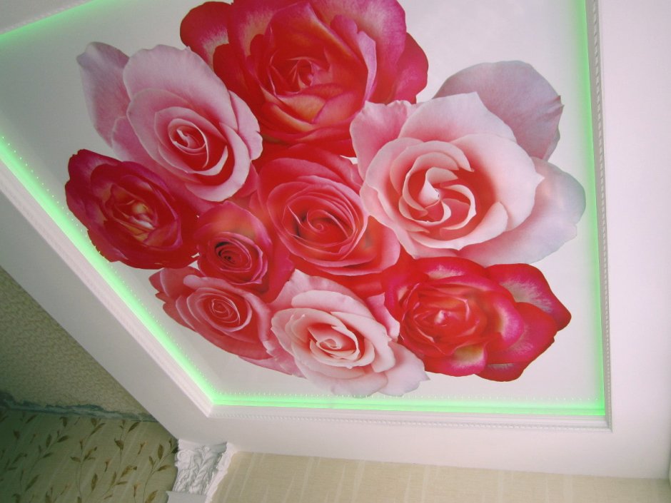 Натяжные потолки с розами